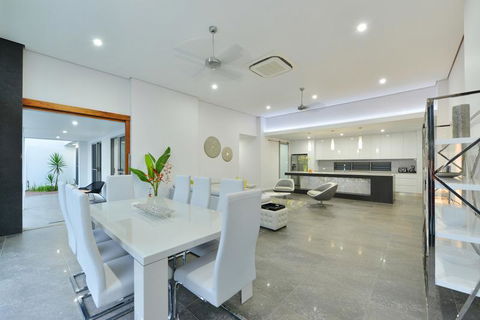 #2 Andrews - Port Douglas - Pubs and Clubs 2