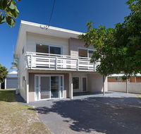 'SeaHaven' 2 Richardson Ave - Large home with Aircon Smart TV WIFI Netflix  Boat Parking - Pubs and Clubs