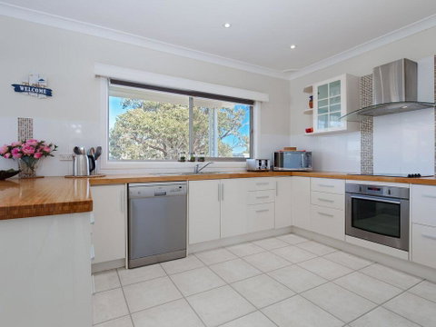 'SeaHaven', 2 Richardson Ave - Large Home With Aircon, Smart TV, WIFI, Netflix & Boat Parking - Go Out 3