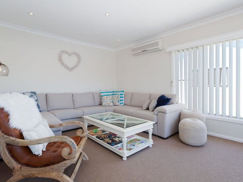 'SeaHaven', 2 Richardson Ave - Large Home With Aircon, Smart TV, WIFI, Netflix & Boat Parking - Go Out 2