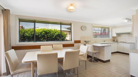 'The Hideaway' At Shoal Bay - Pubs and Clubs 1
