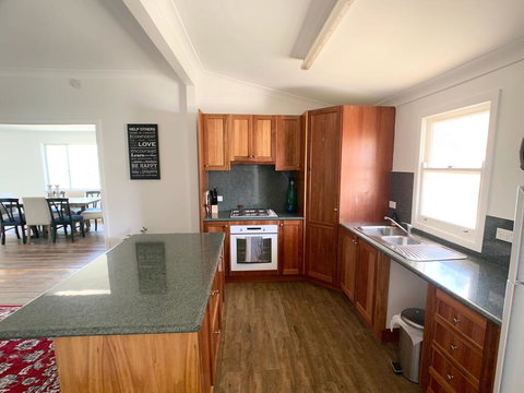 'The Wattles' - True Country Escape Near Wineries - Borenore - Pubs and Clubs 1