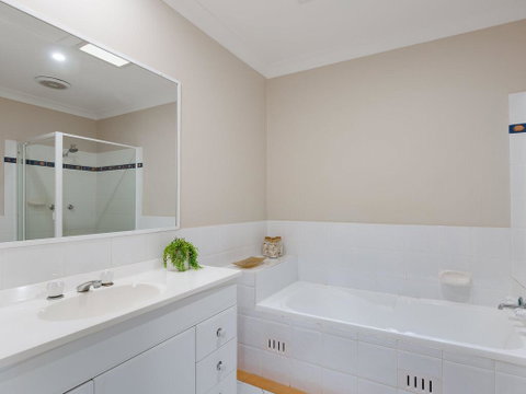 'Walk On Birubi', 1/40 Ocean Ave - Pet Friendly, WIFI, Boat Parking & Water Views - Go Out 1