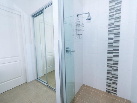 1 'Florida', 5 Lillian Street - 2 Min Walk To Beach, Shops & Restaurants - Pubs and Clubs 2