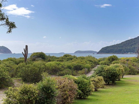 1 'Intrepid', 3 Intrepid Close - Amazing Views Of Shoal Bay, Only 100m From The Beach - Go Out 2