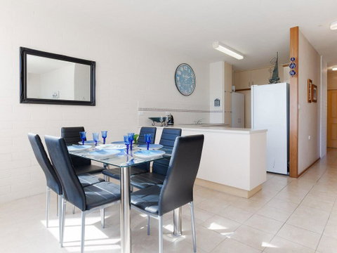 1 'Little Hut', 20 Kurrawa Close - Spectacular Water Views, NBN & Air Conditioned - Go Out 3