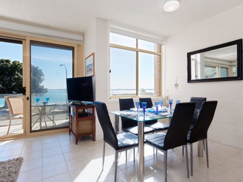 1 'Little Hut', 20 Kurrawa Close - Spectacular Water Views, NBN & Air Conditioned - Go Out 1