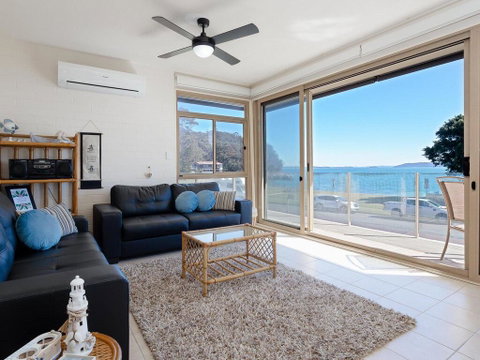 1 'Little Hut', 20 Kurrawa Close - Spectacular Water Views, NBN & Air Conditioned - Go Out 2
