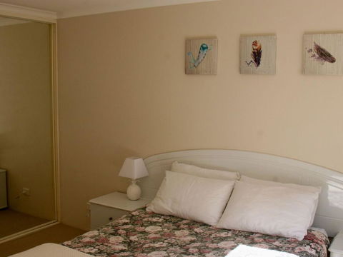 1 'The Clippers' 131 Soldiers Point Road - Fabulous Waterfront Unit - Pubs and Clubs 3