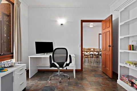 1 Gordon St, Cowes - Kenros Beach House - Pubs and Clubs 0