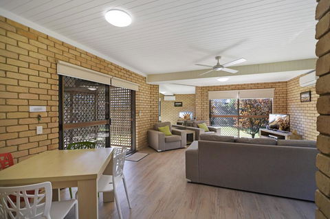1/5 Piper Street, Peregian Beach - Pubs and Clubs 3