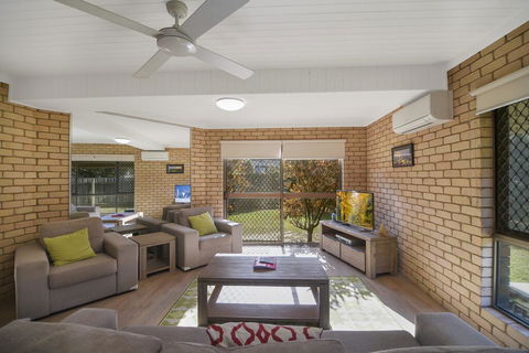 1/5 Piper Street, Peregian Beach - Pubs and Clubs 0