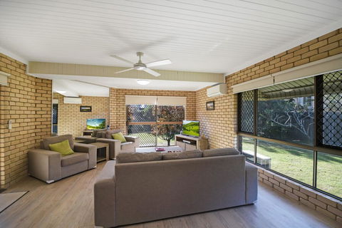 1/5 Piper Street, Peregian Beach - Pubs and Clubs 2