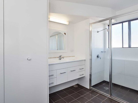 10 'Intrepid' 3 Intrepid Close - Water Views Over Shoal Bay Beach - Go Out 2