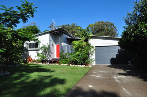 10 Double Island Drive - Modern Family Home, Centrally Located, Swimming Pool & Outdoor Area - Go Out 0