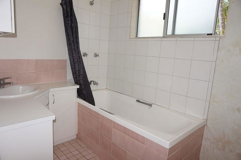11 Bomburra Court - Rainbow Beach, Comfortable Beach House, Plenty Of Boat Parking - Go Out 1