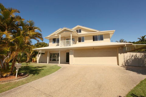 11 Dalmor Court, Coolum Beach - Pet Friendly, Linen Supplied, 500 BOND - Pubs and Clubs 0