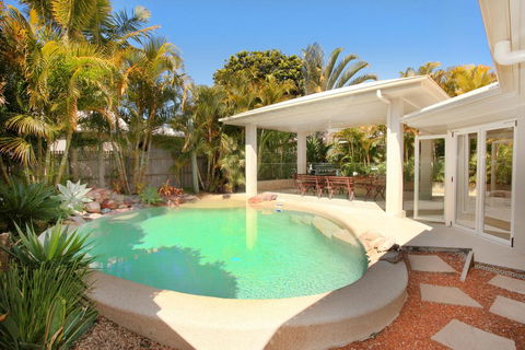 11 Dalmor Court, Coolum Beach - Pet Friendly, Linen Supplied, 500 BOND - Pubs and Clubs 1