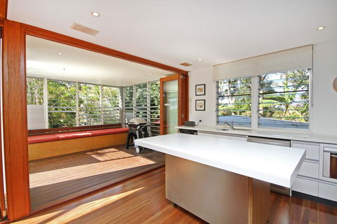 13 Ann Street, Coolum Beach, Pet Friendly, Linen Included - Pubs and Clubs 2