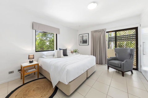 19 Ross Crescent - Go Out 1