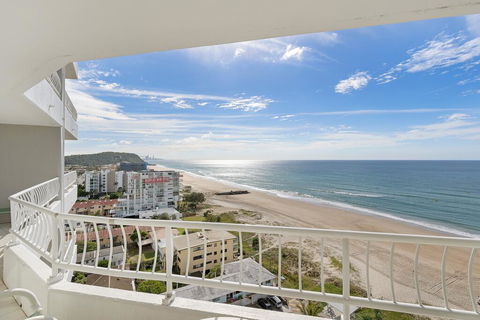 19th Avenue On The Beach - Pubs and Clubs 2