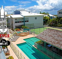 1BR Coolum Beach  Roof Terrace Spa Tennis Pool - Pubs and Clubs