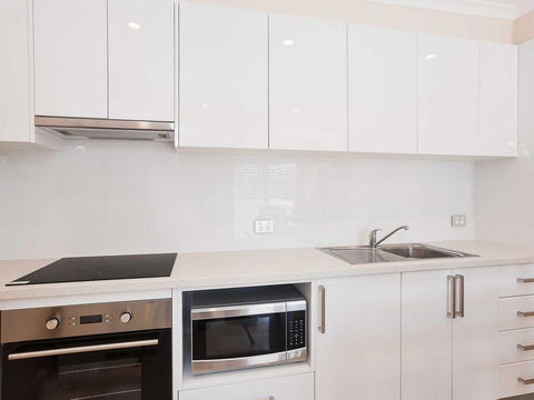 2 'Hibiscus Court' 9 Government Road - Fantastic Air Conditioned 3 Bedroom Unit - Pubs and Clubs 2