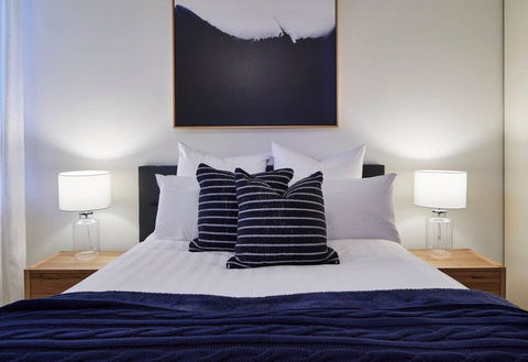2 Bdrm South Yarra Apt With Balcony And Parking - Pubs and Clubs 3