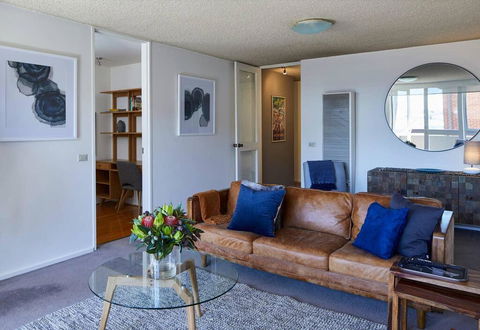 2 Bdrm South Yarra Apt With Balcony And Parking - Pubs and Clubs 0
