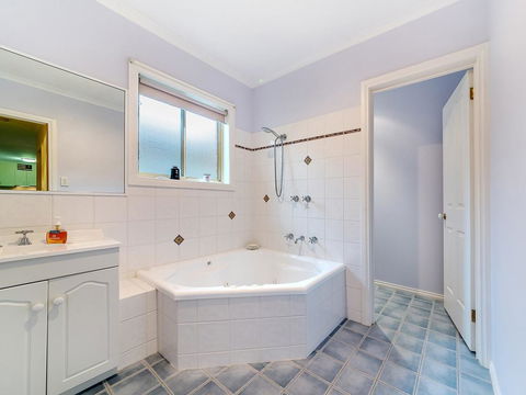 2/3 Wyndham Ave,Cowes - Pubs and Clubs 1