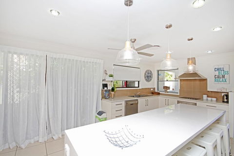 22 Sorrento Avenue, Coolum Beach - Linen Supplied PET FRIENDLY - 500 BOND - Pubs and Clubs 3