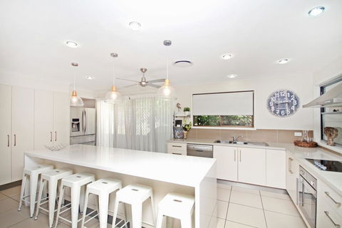 22 Sorrento Avenue, Coolum Beach - Linen Supplied PET FRIENDLY - 500 BOND - Pubs and Clubs 2