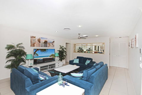22 Sorrento Avenue, Coolum Beach - Linen Supplied PET FRIENDLY - 500 BOND - Pubs and Clubs 1