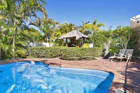 24 Cooran Court - Pubs and Clubs 1