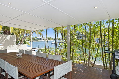 24 Cooran Court - Pubs and Clubs 2