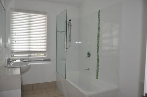 24 Esprit Drive - Beach Home With Open Plan Living And Walking Distance To Beach - Go Out 1