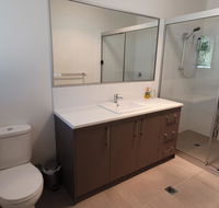 26 Satinwood Drive- Low set modern sleeps 8 - Go Out