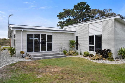Beachfront Holiday Home Close To Airport - Pubs and Clubs 4