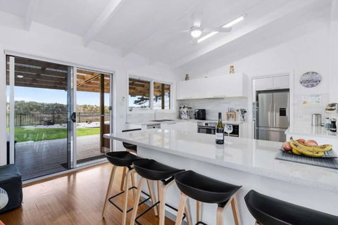 Beachfront Holiday Home Close To Airport - Pubs and Clubs 1