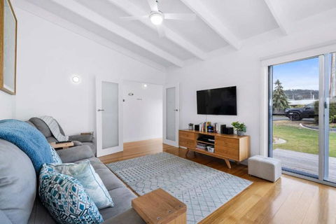 Beachfront Holiday Home Close To Airport - Pubs and Clubs 2
