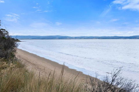 Beachfront Holiday Home Close To Airport - Pubs and Clubs 3