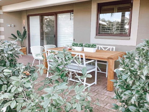 Carindale, 10,19 Dowling Street - Ground Floor Unit Close To Pool And Tennis Court, Wi-Fi, Foxtel, Linen And Bed Making Supplied - Pubs and Clubs 4