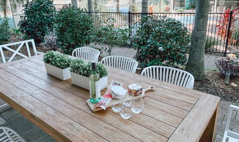 Carindale, 10,19 Dowling Street - Ground Floor Unit Close To Pool And Tennis Court, Wi-Fi, Foxtel, Linen And Bed Making Supplied - Pubs and Clubs 1