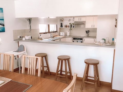 Carindale, 10,19 Dowling Street - Ground Floor Unit Close To Pool And Tennis Court, Wi-Fi, Foxtel, Linen And Bed Making Supplied - Pubs and Clubs 2