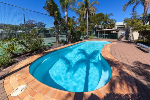 Carindale, 10,19 Dowling Street - Ground Floor Unit Close To Pool And Tennis Court, Wi-Fi, Foxtel, Linen And Bed Making Supplied - Pubs and Clubs 0