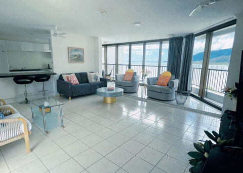 Cairns Ocean View Apartment In Aquarius - Pubs and Clubs 1