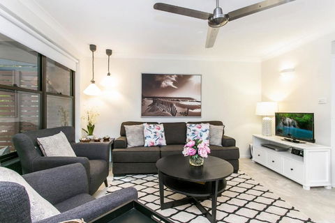 Calinda Sol 2 @ Clarkes Beach - Pubs and Clubs 0