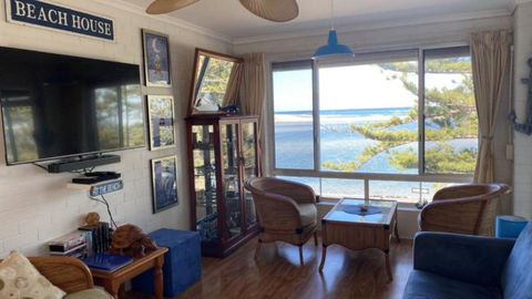 Calm Waters Unit 11 - Pubs and Clubs 2