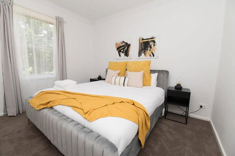 Canobolas Cottage, Amazing Farm Stay, 4 King Beds - Pubs and Clubs 2