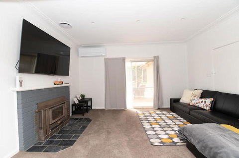 Canobolas Cottage, Amazing Farm Stay, 4 King Beds - Pubs and Clubs 1